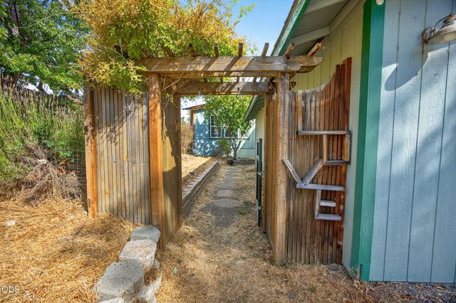 6577 Adams Road, Talent, OR 97540