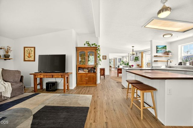 6577 Adams Road, Talent, OR 97540