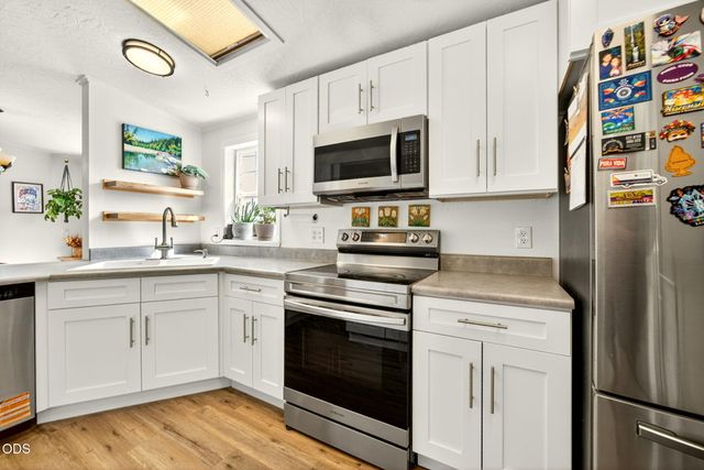 6577 Adams Road, Talent, OR 97540