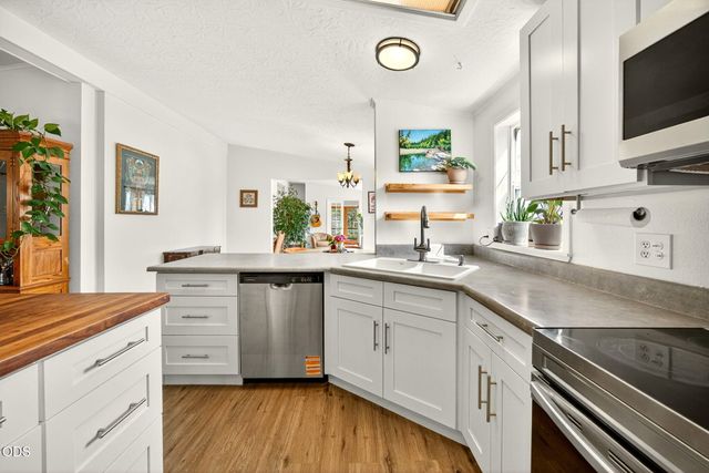 6577 Adams Road, Talent, OR 97540