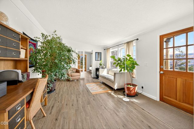 6577 Adams Road, Talent, OR 97540