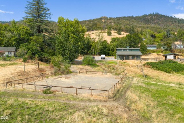 6577 Adams Road, Talent, OR 97540