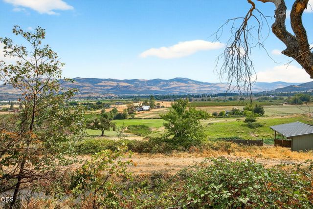 6577 Adams Road, Talent, OR 97540
