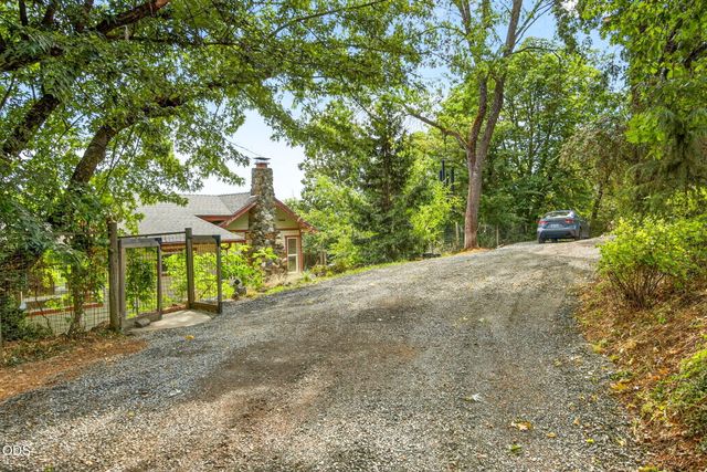 6577 Adams Road, Talent, OR 97540