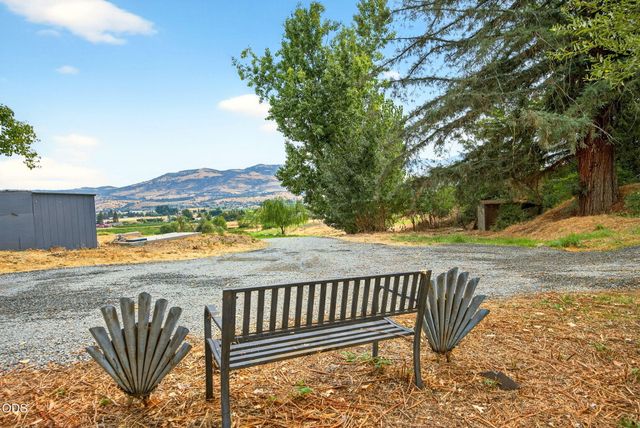 6577 Adams Road, Talent, OR 97540