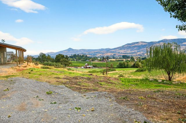 6577 Adams Road, Talent, OR 97540