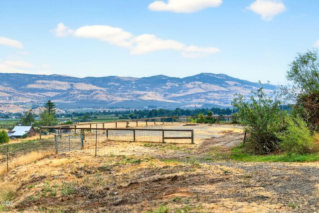 6577 Adams Road, Talent, OR 97540