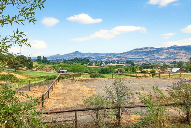 6577 Adams Road, Talent, OR 97540