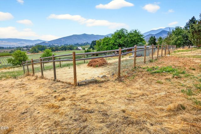 6577 Adams Road, Talent, OR 97540