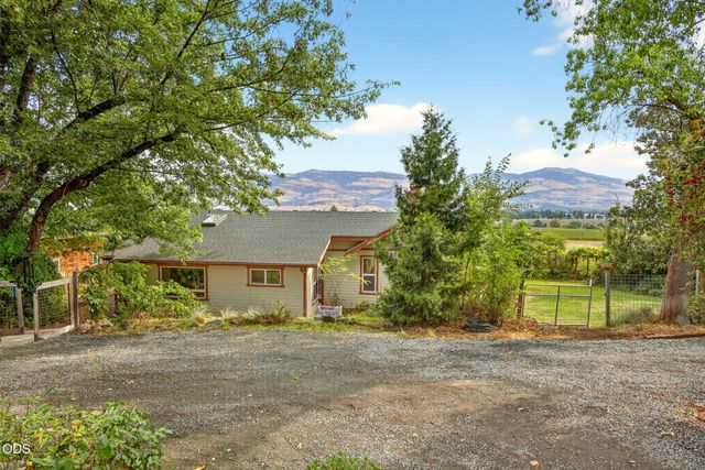 6577 Adams Road, Talent, OR 97540