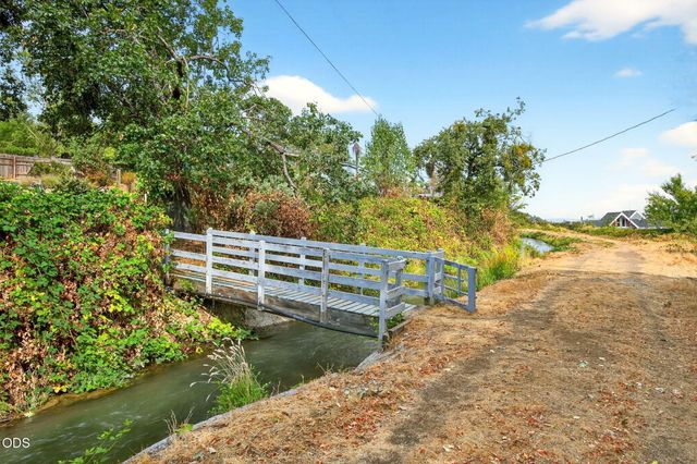 6577 Adams Road, Talent, OR 97540