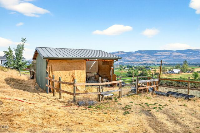 6577 Adams Road, Talent, OR 97540