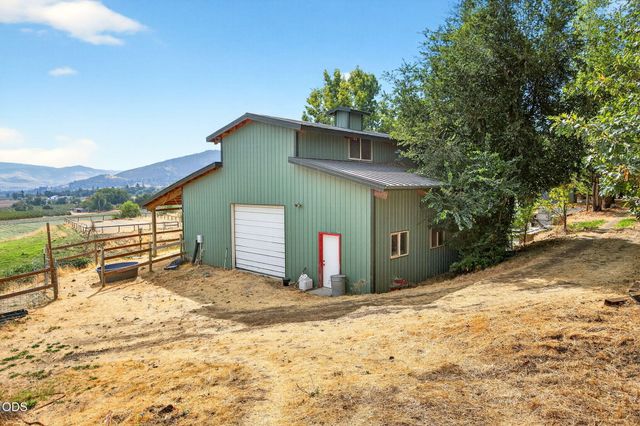 6577 Adams Road, Talent, OR 97540
