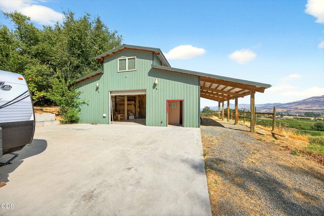 6577 Adams Road, Talent, OR 97540
