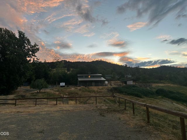 6577 Adams Road, Talent, OR 97540