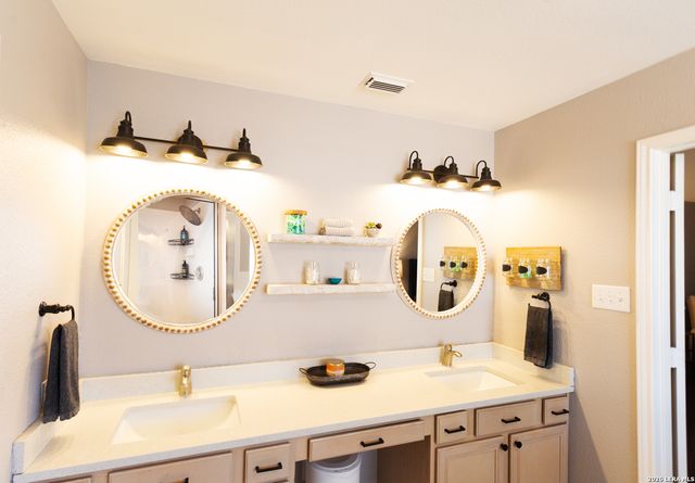 157 Park Rd, Bandera, TX 78003