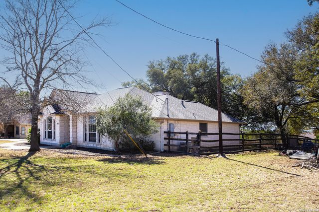 157 Park Rd, Bandera, TX 78003