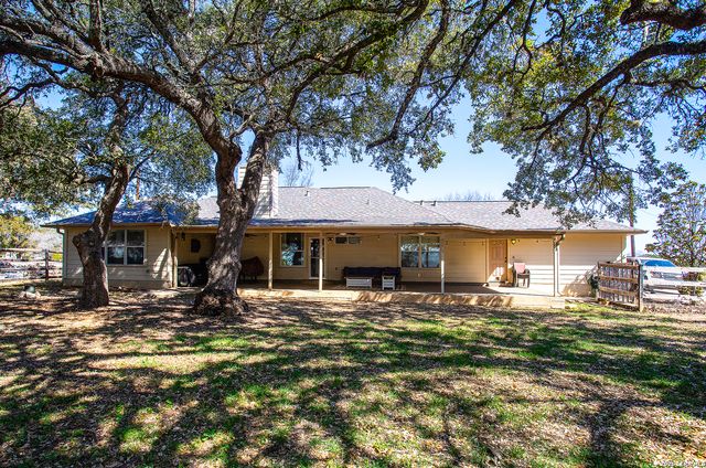 157 Park Rd, Bandera, TX 78003