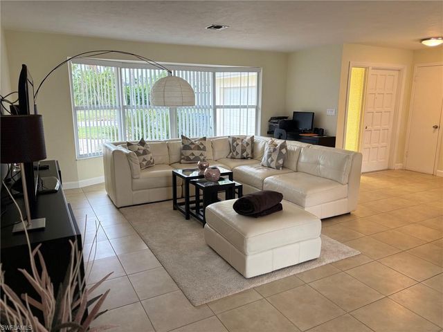 107 SW 58th TER, Cape Coral, FL 33914