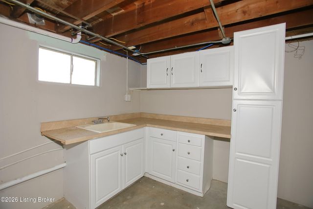 2905 Nepperhan Rd, Louisville, KY 40218