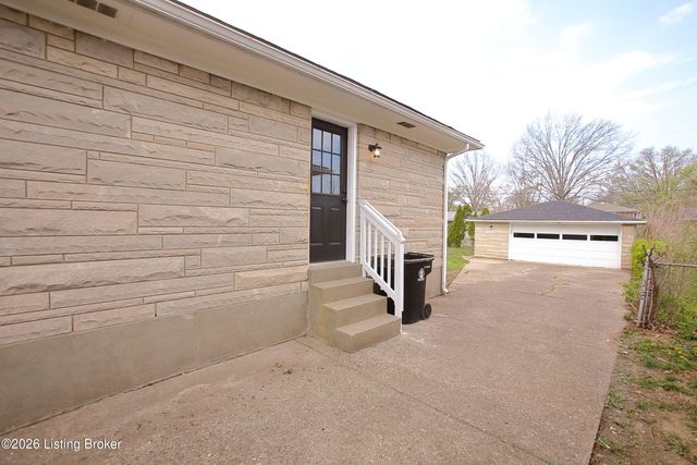 2905 Nepperhan Rd, Louisville, KY 40218