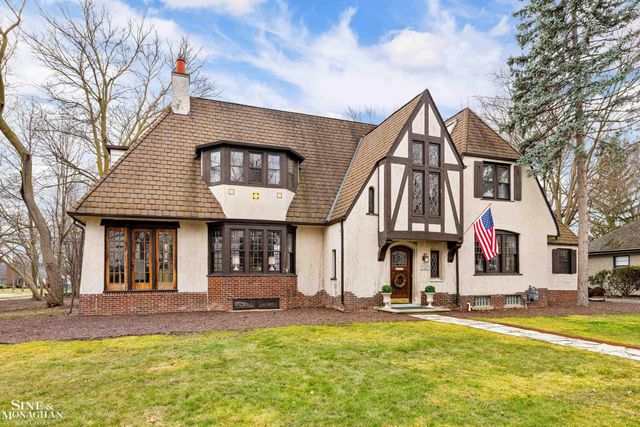 1041 Lochmoor Boulevard, Grosse Pointe Woods, MI 48236