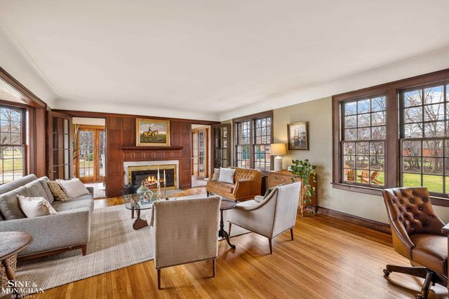 1041 Lochmoor Boulevard, Grosse Pointe Woods, MI 48236