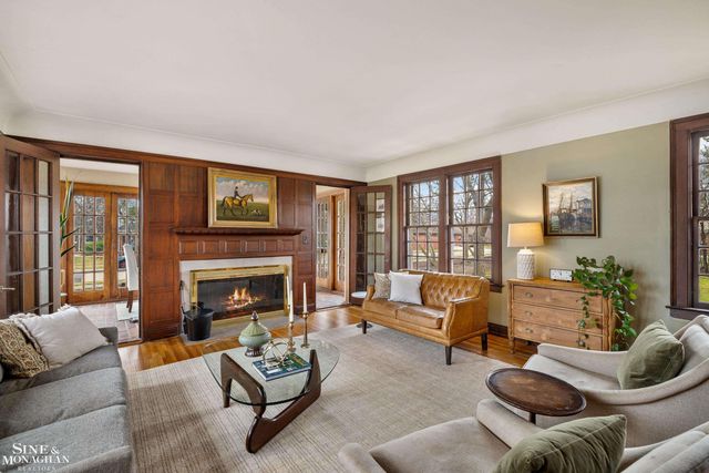 1041 Lochmoor Boulevard, Grosse Pointe Woods, MI 48236