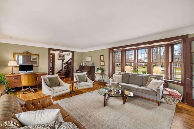 1041 Lochmoor Boulevard, Grosse Pointe Woods, MI 48236