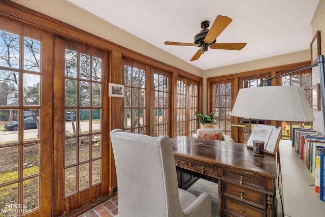 1041 Lochmoor Boulevard, Grosse Pointe Woods, MI 48236