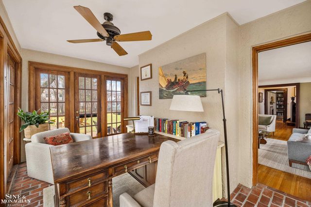 1041 Lochmoor Boulevard, Grosse Pointe Woods, MI 48236