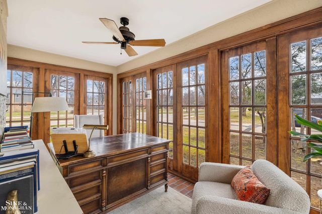 1041 Lochmoor Boulevard, Grosse Pointe Woods, MI 48236