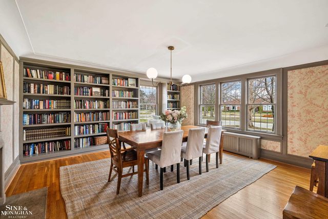 1041 Lochmoor Boulevard, Grosse Pointe Woods, MI 48236