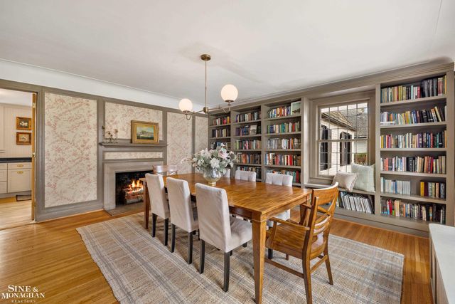 1041 Lochmoor Boulevard, Grosse Pointe Woods, MI 48236