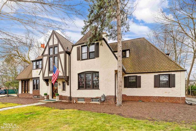 1041 Lochmoor Boulevard, Grosse Pointe Woods, MI 48236