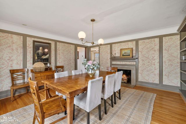 1041 Lochmoor Boulevard, Grosse Pointe Woods, MI 48236