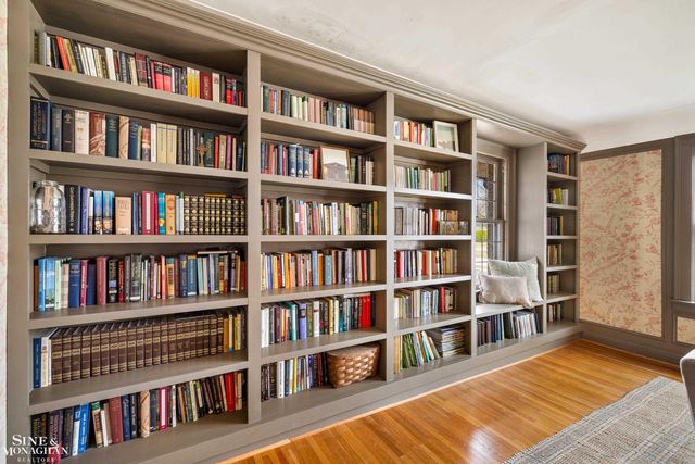 1041 Lochmoor Boulevard, Grosse Pointe Woods, MI 48236