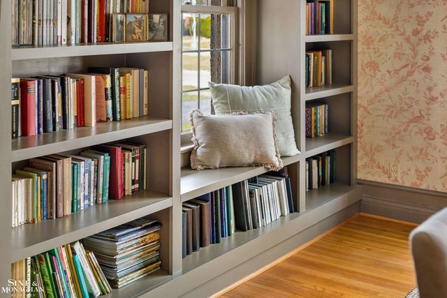 1041 Lochmoor Boulevard, Grosse Pointe Woods, MI 48236