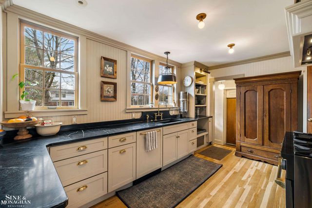 1041 Lochmoor Boulevard, Grosse Pointe Woods, MI 48236