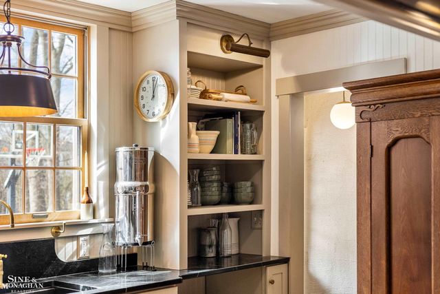 1041 Lochmoor Boulevard, Grosse Pointe Woods, MI 48236