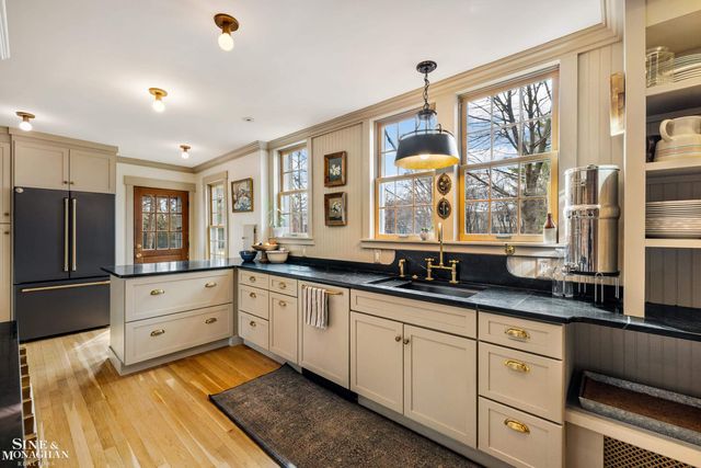 1041 Lochmoor Boulevard, Grosse Pointe Woods, MI 48236