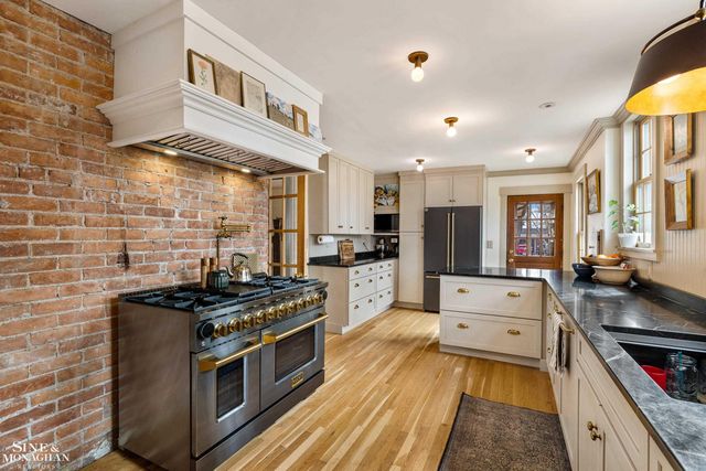 1041 Lochmoor Boulevard, Grosse Pointe Woods, MI 48236