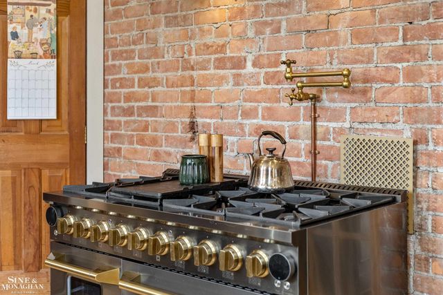 1041 Lochmoor Boulevard, Grosse Pointe Woods, MI 48236