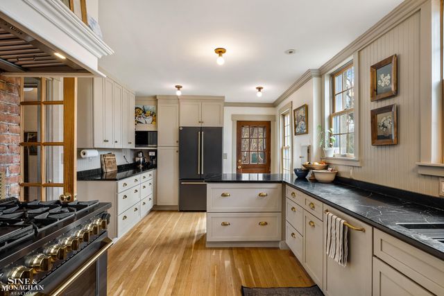 1041 Lochmoor Boulevard, Grosse Pointe Woods, MI 48236