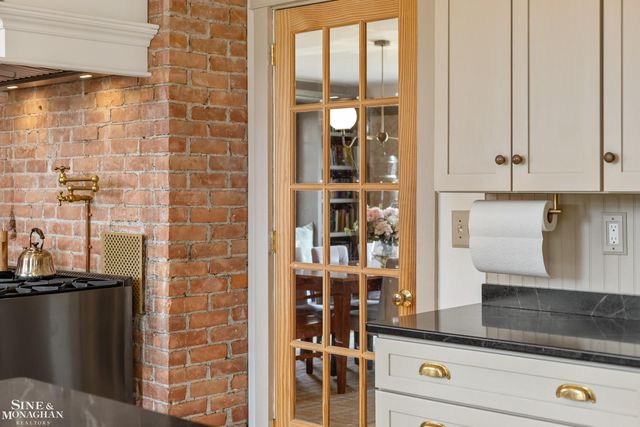 1041 Lochmoor Boulevard, Grosse Pointe Woods, MI 48236