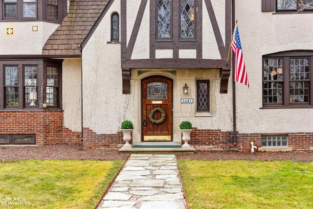 1041 Lochmoor Boulevard, Grosse Pointe Woods, MI 48236