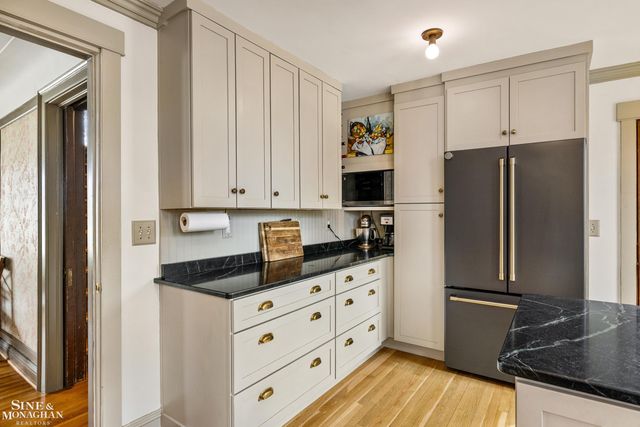 1041 Lochmoor Boulevard, Grosse Pointe Woods, MI 48236