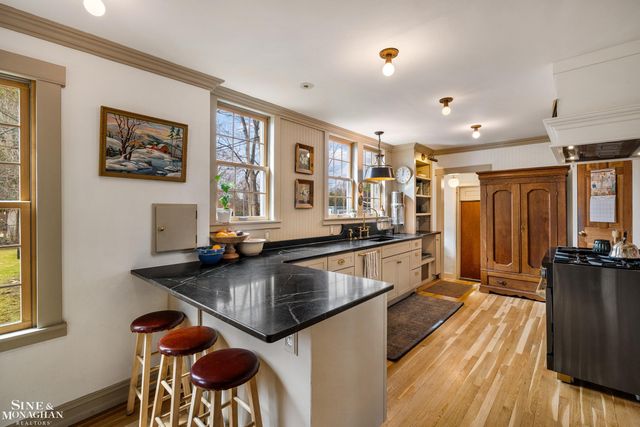 1041 Lochmoor Boulevard, Grosse Pointe Woods, MI 48236