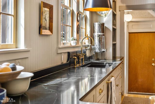 1041 Lochmoor Boulevard, Grosse Pointe Woods, MI 48236