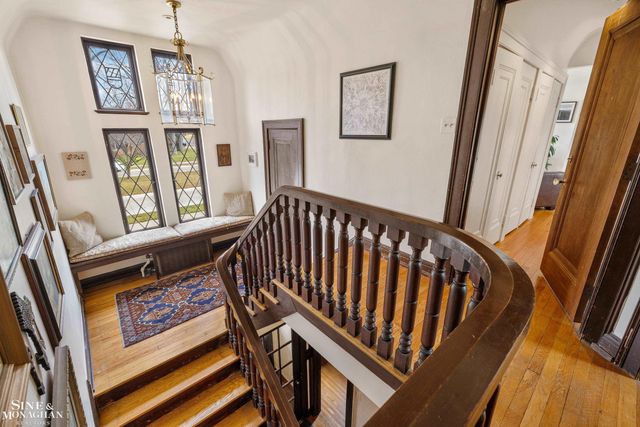 1041 Lochmoor Boulevard, Grosse Pointe Woods, MI 48236